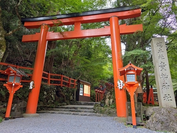 Torii of a shrine in kyoto min - 京都のパパ活事情は？相場・デート場所、人気のアプリ5選を紹介