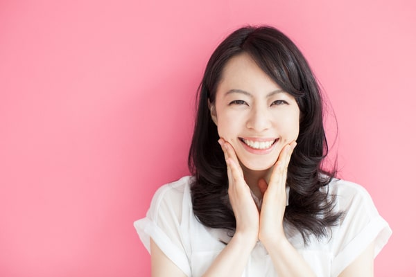 smile woman min - 大阪のパパ活事情は？お手当の相場・デート場所、人気のアプリ6選を紹介
