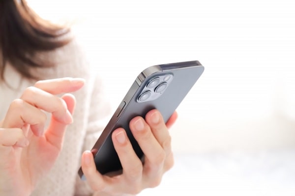 smartphone woman app min - 大阪のパパ活事情は？お手当の相場・デート場所、人気のアプリ6選を紹介